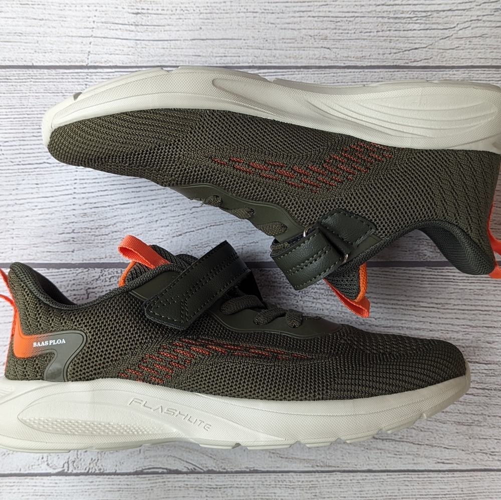NWT Boys Gym Shoes Size 5.5 (Runs Small)